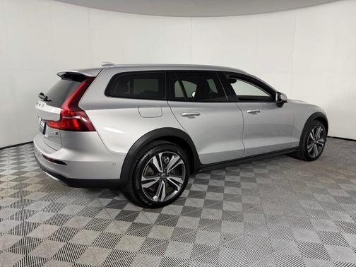 2025 Volvo V60 Cross Country Plus, B5 AWD Gas (mild hybrid)
