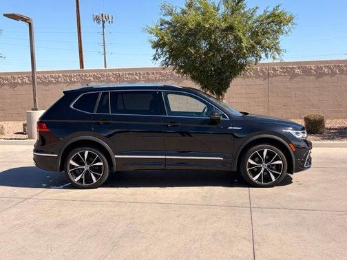 Deep Black 2022 Volkswagen Tiguan 2.0T SEL R-Line 4MOTION
