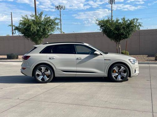 2022 Audi e-tron Premium Plus