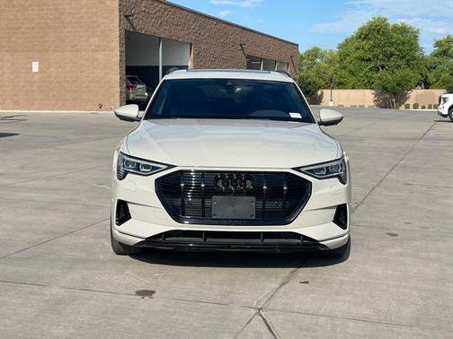 2022 Audi e-tron Premium Plus