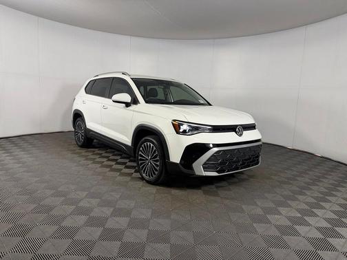 Pure White 2026 Volkswagen Taos SE