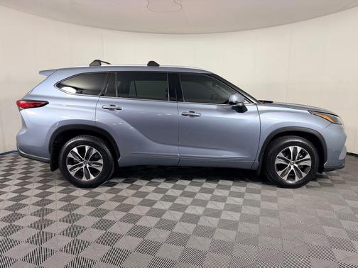 Moon Dust 2022 Toyota Highlander XLE