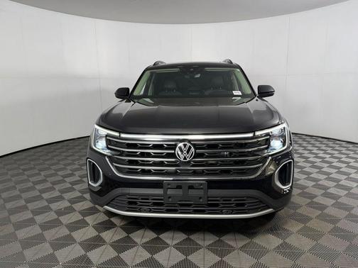 Deep Black 2024 Volkswagen Atlas 2.0T SE w/Technology