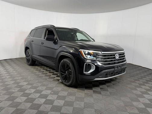 Deep Black 2024 Volkswagen Atlas 2.0T SE w/Technology