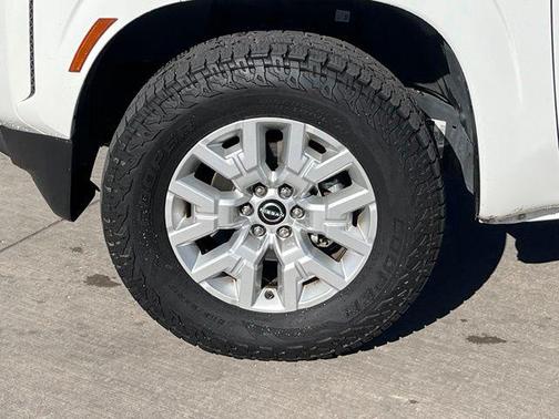 Glacier White 2024 Nissan Frontier SV
