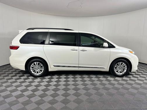 2017 Toyota Sienna XLE