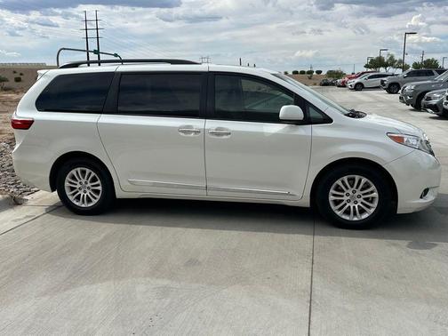 2017 Toyota Sienna XLE
