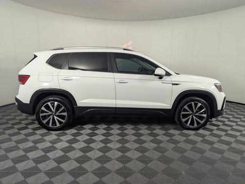White 2024 Volkswagen Taos 1.5T SE