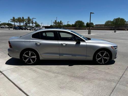 2024 Volvo S60 B5 Core Dark Theme