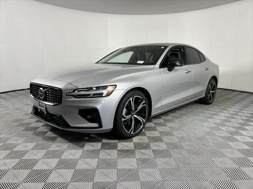 2024 Volvo S60 B5 Core Dark Theme