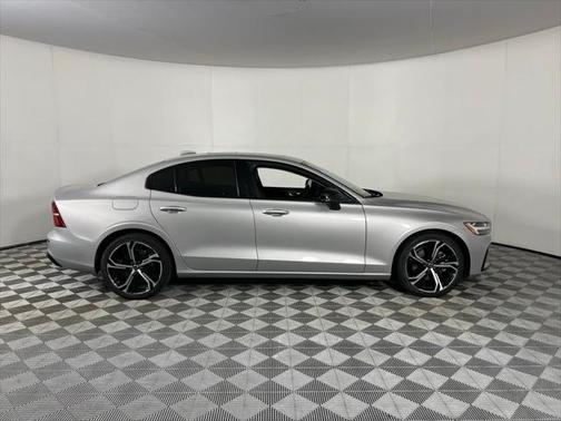 2024 Volvo S60 B5 Core Dark Theme