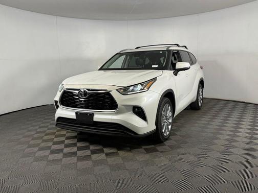 White 2023 Toyota Highlander Limited