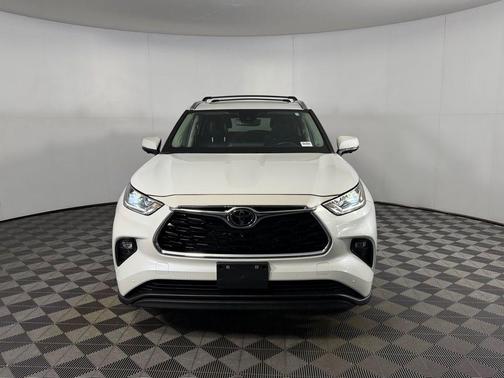 White 2023 Toyota Highlander Limited