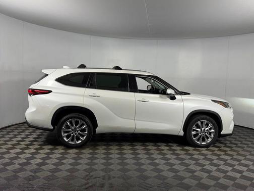 White 2023 Toyota Highlander Limited