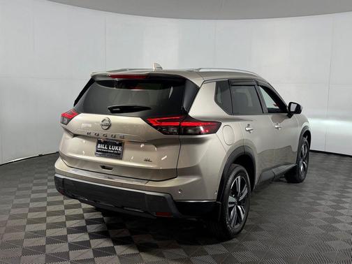 Champagne Silver Metallic 2024 Nissan Rogue SL