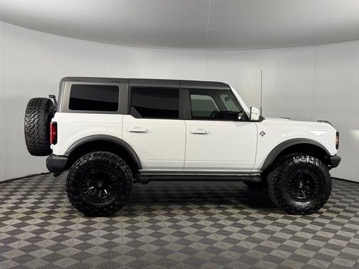 Oxford White 2023 Ford Bronco Outer Banks