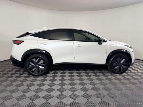 Everest White Pearl Tricoat 2024 Nissan ARIYA ENGAGE