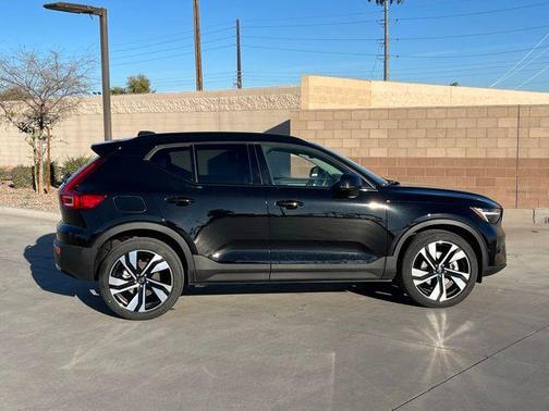 2025 Volvo XC40 B5 Plus Dark Theme