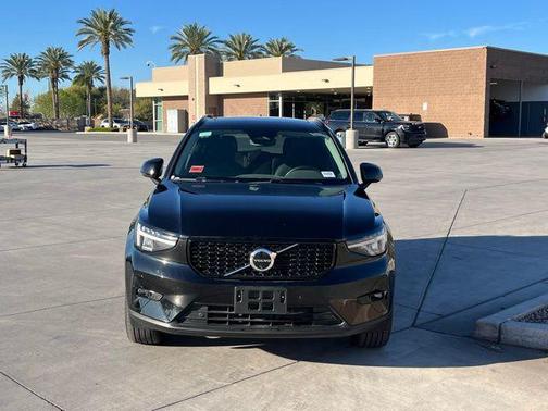 2025 Volvo XC40 B5 Plus Dark Theme