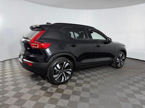 2025 Volvo XC40 B5 Plus Dark Theme
