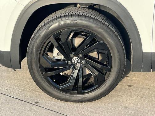 Pure White 2023 Volkswagen Atlas 3.6L SE w/Technology