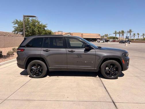 Baltic Gray Metallic Clearcoat 2023 Jeep Grand Cherokee Limited