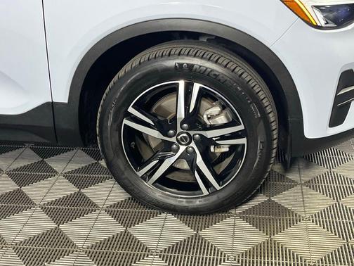 2025 Volvo XC40 B5 Core Bright Theme