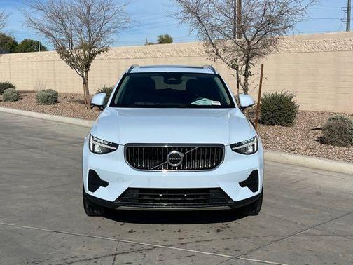 2025 Volvo XC40 B5 Core Bright Theme