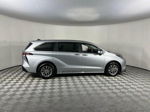 2025 Toyota Sienna XLE