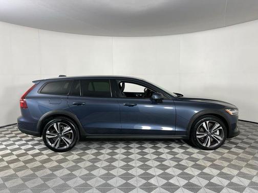 2025 Volvo V60 Cross Country B5 Plus