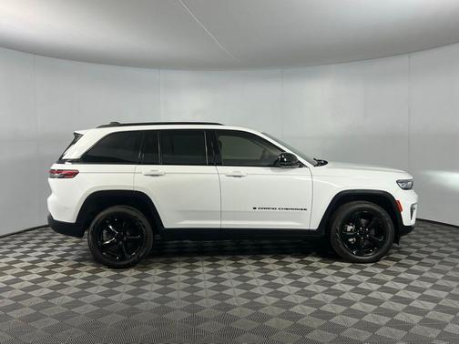 Bright White Clearcoat 2023 Jeep Grand Cherokee Limited