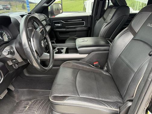 Diamond Black Crystal Pearlcoat 2020 RAM 2500 Laramie