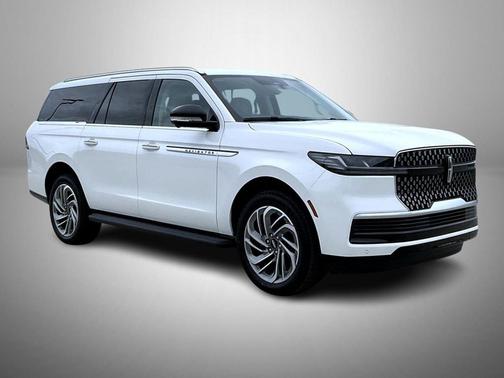 Star White Metallic Tri-Coat 2026 Lincoln Navigator Premiere