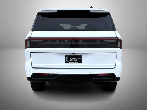 Star White Metallic Tri-Coat 2026 Lincoln Navigator Premiere