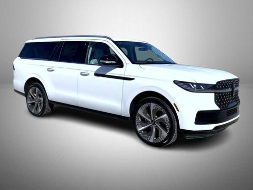 Star White Metallic Tri-Coat 2026 Lincoln Navigator Black Label
