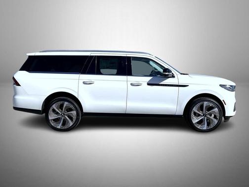Star White Metallic Tri-Coat 2026 Lincoln Navigator Black Label