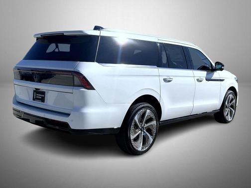 Star White Metallic Tri-Coat 2026 Lincoln Navigator Black Label