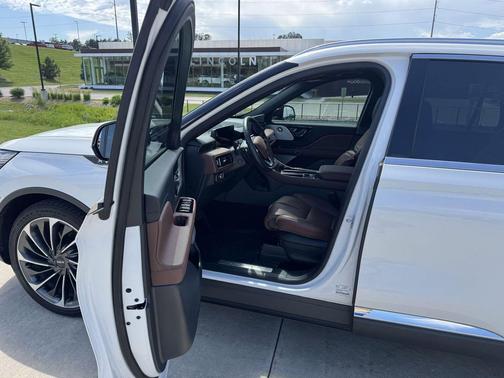 Pristine White Metallic Tri-Coat 2025 Lincoln Aviator Reserve AWD
