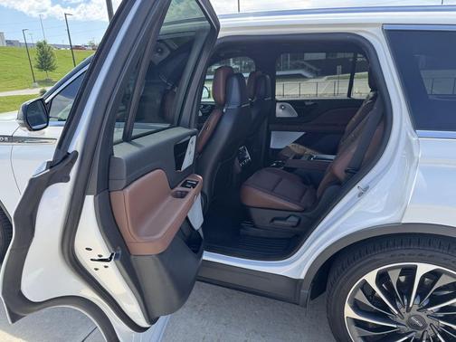 Pristine White Metallic Tri-Coat 2025 Lincoln Aviator Reserve AWD