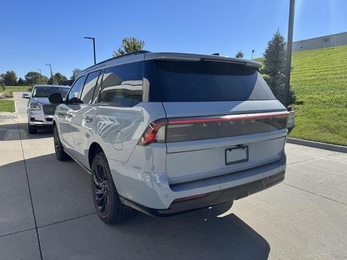 Gray Mist Metallic Tri-Coat 2026 Lincoln Navigator Reserve