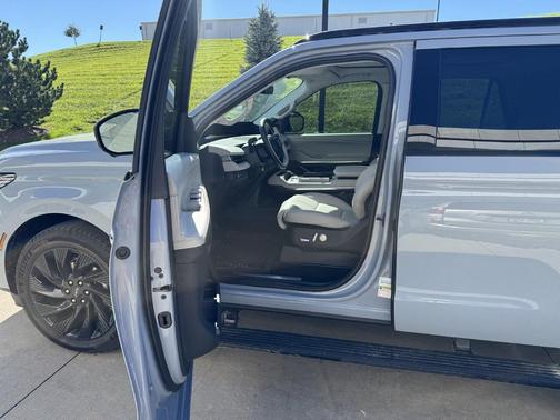 Gray Mist Metallic Tri-Coat 2026 Lincoln Navigator Reserve