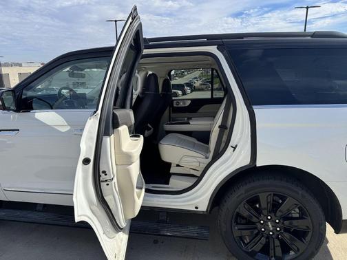 Pristine White Metallic Tri-Coat 2022 Lincoln Navigator Black Label