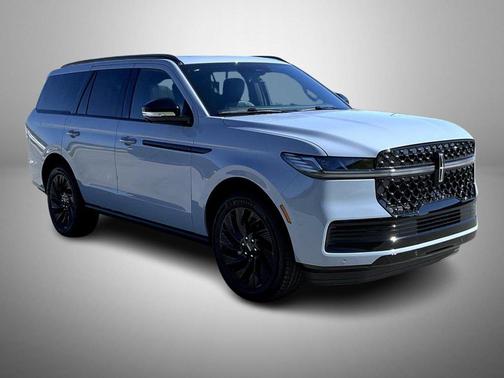 Gray Mist Metallic Tri-Coat 2027 Lincoln Navigator Reserve