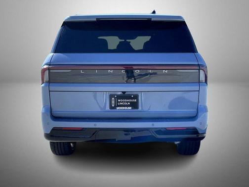 Gray Mist Metallic Tri-Coat 2027 Lincoln Navigator Reserve