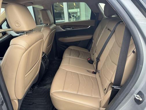 Argent Silver Metallic 2023 Cadillac XT5 Sport
