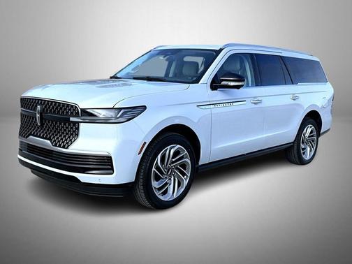 Crystal White Metallic Clearcoat 2026 Lincoln Navigator Reserve