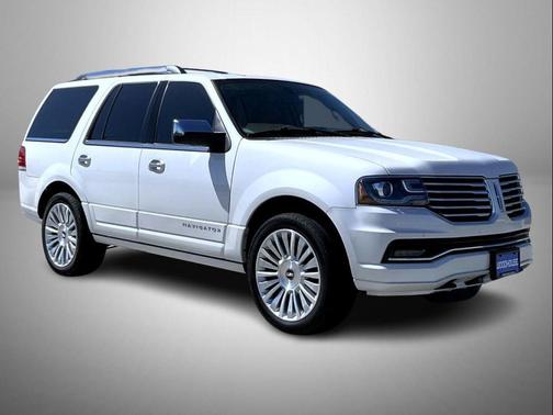 White Platinum Clearcoat Metallic 2016 Lincoln Navigator Select