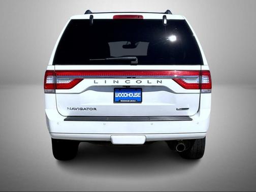 White Platinum Clearcoat Metallic 2016 Lincoln Navigator Select
