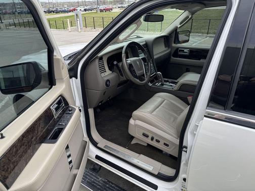 White Platinum Clearcoat Metallic 2016 Lincoln Navigator Select