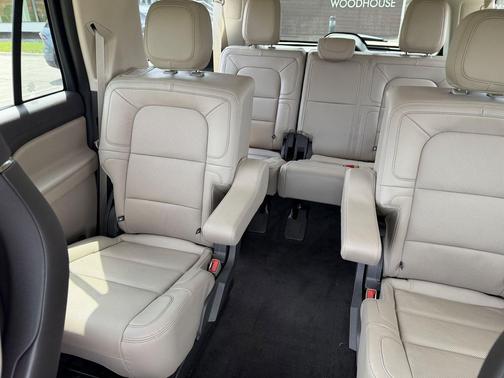 Pristine White Metallic Tri-Coat 2024 Lincoln Navigator Reserve